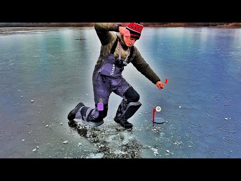 ЗНАЙШЛИ ЛІД і КЛЮНУЛА ВОНА! Ловля Щуки на Жерлиці - Перший Лід 2024-2025! Зимова Риболовля в Україні