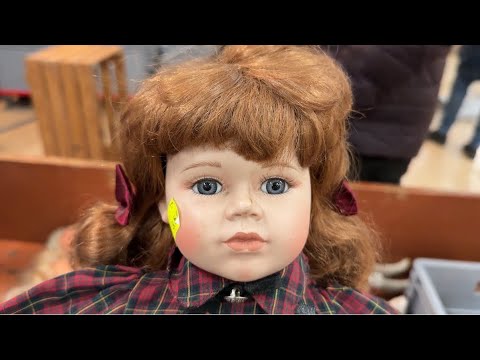 FLEA MARKET: LUXURY DOLLS AND PAINTINGS... AND I LEFT WITH A TEDDY BEAR FOR 50 CENTS.