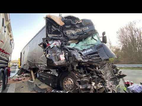 28.03.2022 - A3: Auffahrunfall zwischen 3 Sattelzügen - Bergung bis in die Nacht