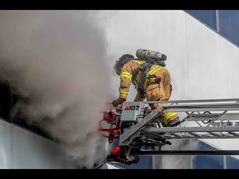 Jacksonville Fire Rescue Department responds to vacant commercial building fire, turns to 3rd alarm