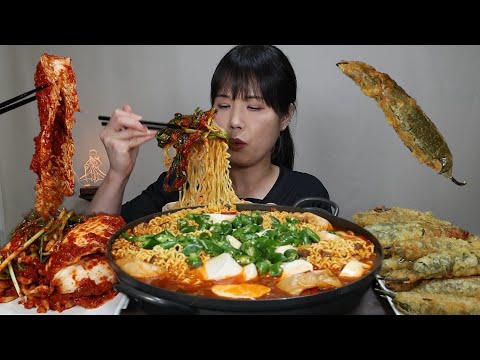 Fried chili peppers, soft tofu Yeol Ramen, spicy ramen, kimchi, dumplings, mukbang.