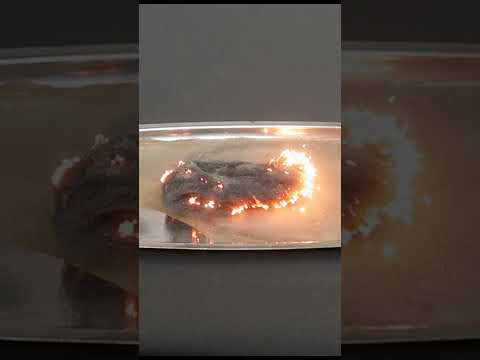 melt metal with a battery oa2 vert #shorts #experiment #science #fire