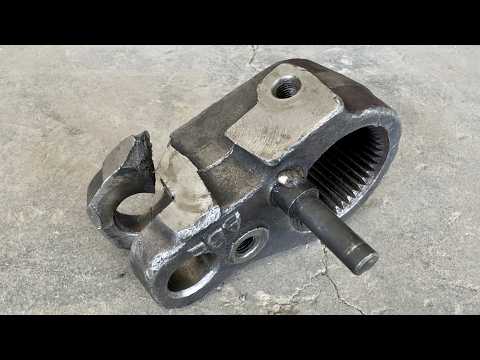 Clever Trick: Mechanic Repairs Holland Tractor’s Hydraulic Lift Using an Unconventional Method