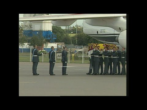 FRANCE/UK: PRINCE CHARLES BRINGS DIANA'S BODY HOME FROM PARIS