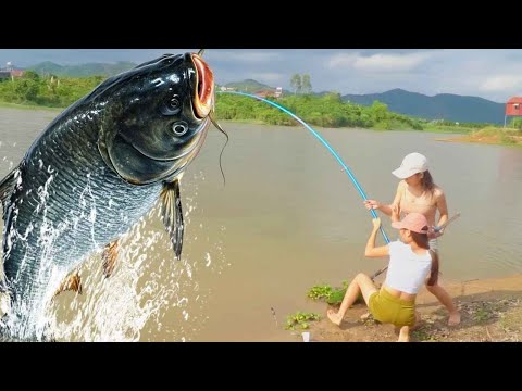 A beautiful woman was hit by her boss on her buttocks and then played with fishing for foreign big