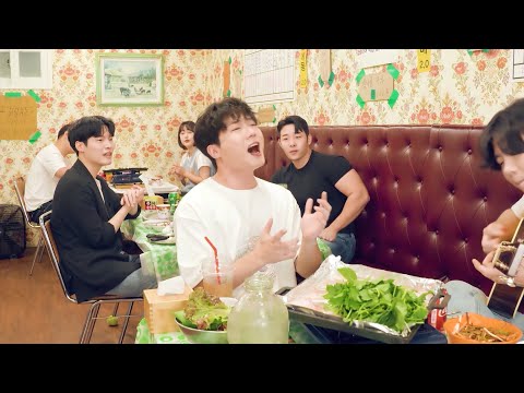 Customers Are Shocked When A Boy Suddenly Starts To Sing With Guitar (Standing EGG Old Song) ENG CC