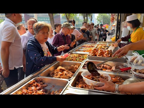 中國天津最具煙火氣的早市，20元一整隻燒雞，大餅在這能捲一切，老式炸糕，煎餅果子排隊買，整條美食街充滿生活氣息