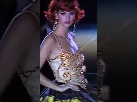 Linda Evangelista in Gianni Versace Spring 1992