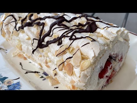 How to make a meringue roulade with strawberries and raspberries