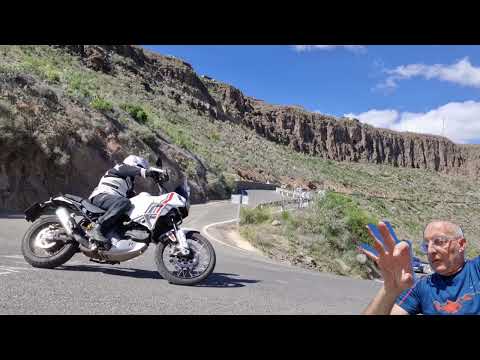 Keine Angst vor Spitzkehren. Das Motorrad per Gewichtsverlagerung lenken. Siehe Japanischer Stil.