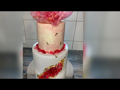 Торт с кристаллами из карамели и цветком из вафельной бумаги. Torte mit Kristallen und Waffelblume