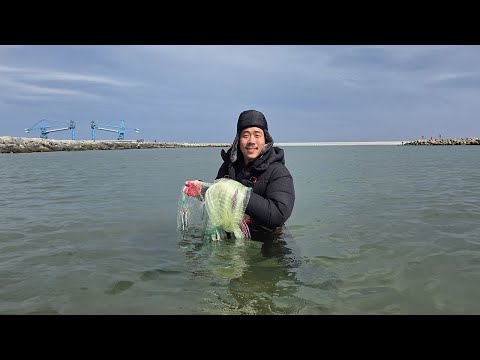 Raon made rice with seafood he caught himself over the past three days.