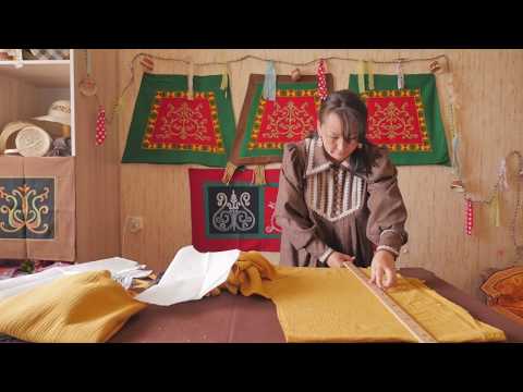 Кыыс оҕоҕо халадаай былаачыйаны тигии. Маастар-кылаас