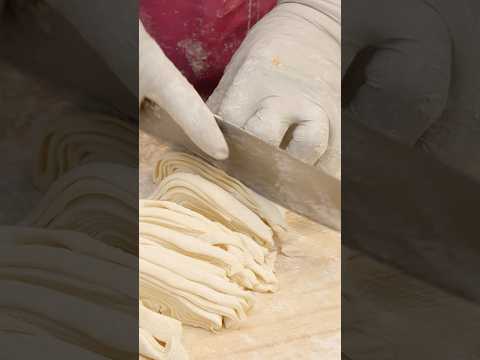 손으로 자르는 칼국수 장인의 손놀림 #noodles #korean #streetfood