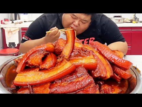 Ten catties of pig five flowers are made of ”meat”. Monkey's various side dishes are served in one