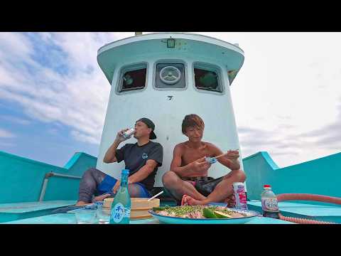 手で釣りあげた雄シイラ｜海上の大皿盛と青い冷酒