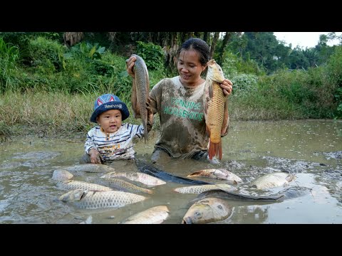 Single mother and baby go to the stream to find abandoned ponds to catch fish