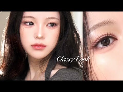 My eyes keep getting drawn to this...👀 High-quality makeup✨ Pretty sister who is curious about co...
