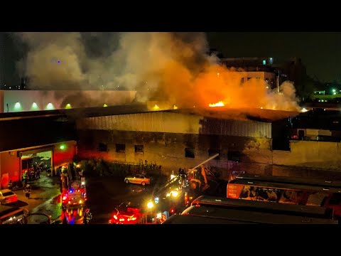 [ Brooklyn 4th Alarm Box 82] Heavy Fire Rips thru Massive Warehouse; Fire from the Roof + Timelapse