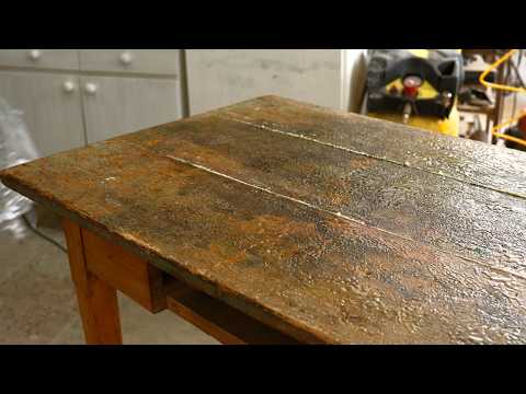 ho restaurato un antico tavolo rustico ( sotto la vernice, un legno bellissimo)