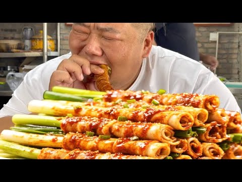 Monkey Brother makes pork intestines wrapped with green onions and eats them directly!