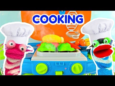 Fizzy and Phoebe Pretend Play Cooking Food BBQ Grill