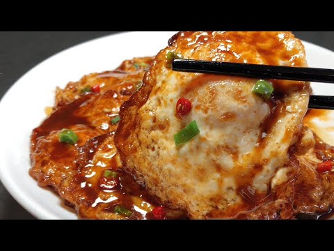 The chef teaches you how to make poached eggs in soy sauce. The steps are detailed