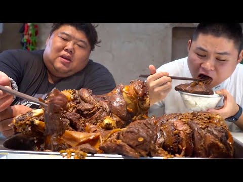 1000 yuan to buy a big bull leg, monkey brother braised the whole pot, more than 20kg with his hand