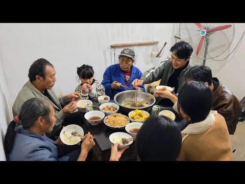 给老爸庆生不搞虚的，白天冲顶大断崖，晚上炖只鸡吃圆满又实在！Chicken stew for dad's birthday, real life in Chinese.아버님은 경생닭고기찜을 드신다