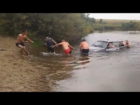 ЛЮДИ ТОПЯТ АВТОМОБИЛИ В РЕКЕ! Не преодолевшие брод, но некоторым повезло.