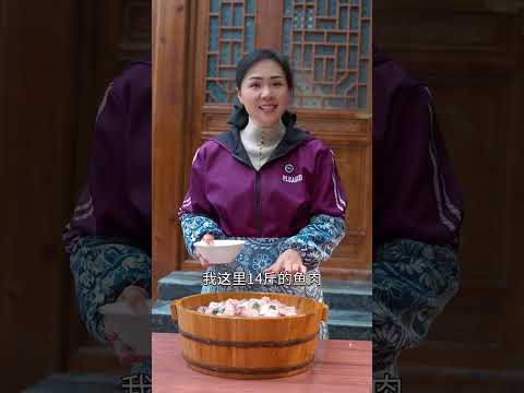 在我们江西啊，酒糟鱼可是我们老一辈传下来的宝贝菜，酒香扑鼻、咸香带辣，随便夹一块配饭配粥，都特别的不错