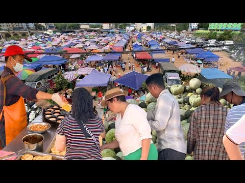 極具特色的沙灘趕集:那馬沙灘市集。中國傳統集市,廣西农村街圩,一個帳篷一個攤點,土雞土鴨農土特產限時供應,水果蔬菜魚肉比城區便宜太多,炎炎夏日也擋不住各地村民前往趕圩。民風淳樸,人頭湧動,熱鬧非凡。