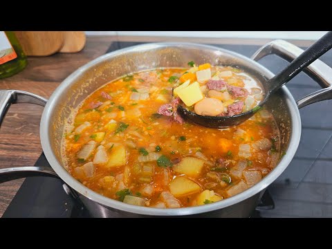 Bohnensuppe ist herzhaft, wärmend und das perfekte Suppenrezept für regnerische Tage!