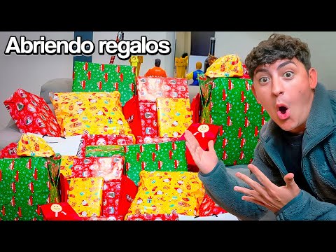 ABRIENDO REGALOS de NAVIDAD que me ha COMPRADO ERIC *se ríe de mí*