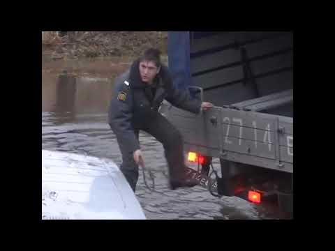 Народ в угаре от того как вытягивают УАЗ с ментами