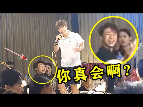 小伙被“突然点名”唱歌？本以为会尬场，没想到一开口台下兄弟脸快笑烂了