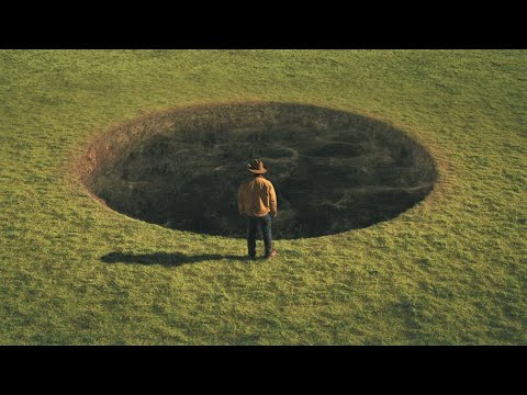 بيلاقي حفره سوده غريبه في مزرعته وبيكتشف انها ثقب زمني لعوالم مختلفه ..الموسم الاول كامل Outer Range