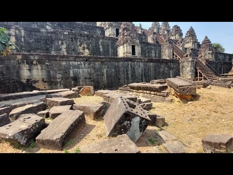 Ангкор: груды артефактов у подножия грандиозной Пирамиды на вершине горы