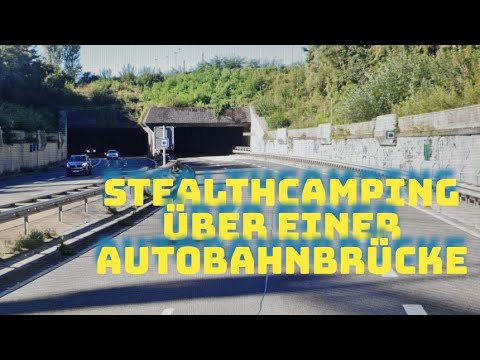 Stealth camping auf einer Autobahnbrücke