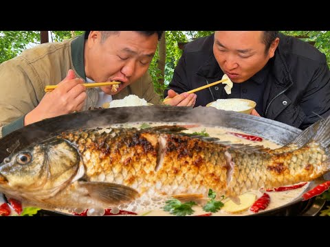 5條鯽魚，二弟做“鯽魚燉火鍋”，蔥香味濃哥倆吃爽了【鐵鍋視頻】