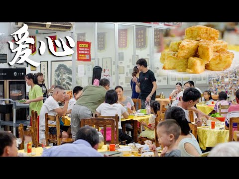 【粤语】广东一家20平米廉价餐厅，每天11点准时排起2米长队，靠着爱心饭菜养活了1000位贫困老人，善心感染了整个城市！