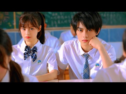 الطالب الغني الجديد بيقعد جمب الطالبه الفقيره ويخليها الخدامه بتاعته ومتعرفش انه عمل كده لأنه بيحبها