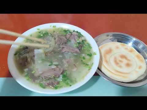 在青海德令哈市，下着大雪逛美食城，吃25元牦牛大骨汤，肉多量大