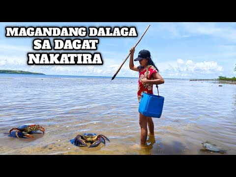 MAGANDANG DALAGA SA TAAS NG PUNO NAKATIRA