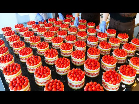 Strawberry Cakes for Christmas? Don't Miss Out! Best Strawberry Cakes Ever! / Korean street food