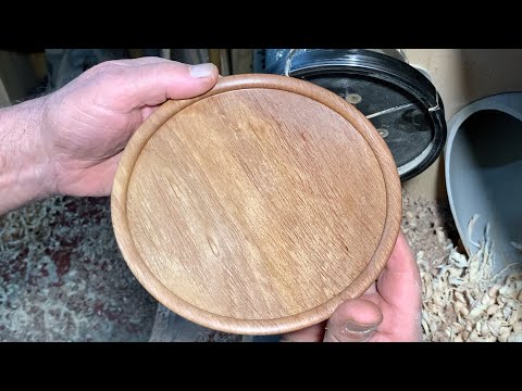 Richard Raffan turns a plate from a block of firewood.