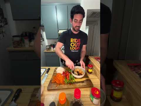 Asian salad with peanut sauce