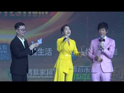 云朵荣获“2021华语乐坛实力歌手奖”,高音清唱《爱是你我》震撼全场