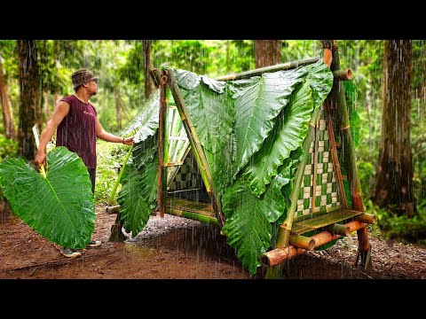 CAMPING BUSHCRAFT IN NON STOP HEAVY RAIN - BUILDING A COZY AND AMAZING SHELTER