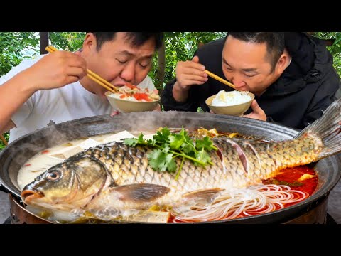 5公斤鯽魚，二弟做“酸菜鯽魚火鍋”，酸辣入味連吃三碗米飯【鐵鍋視頻】